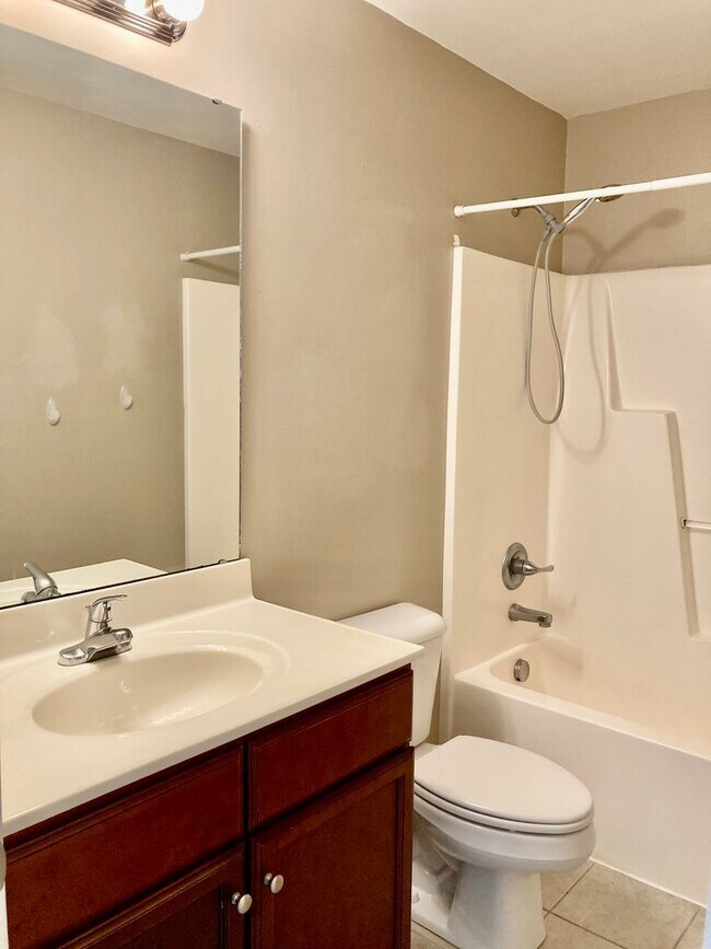 Building Photo - 5 Bedroom 3 Bath Hubert Home for Rent