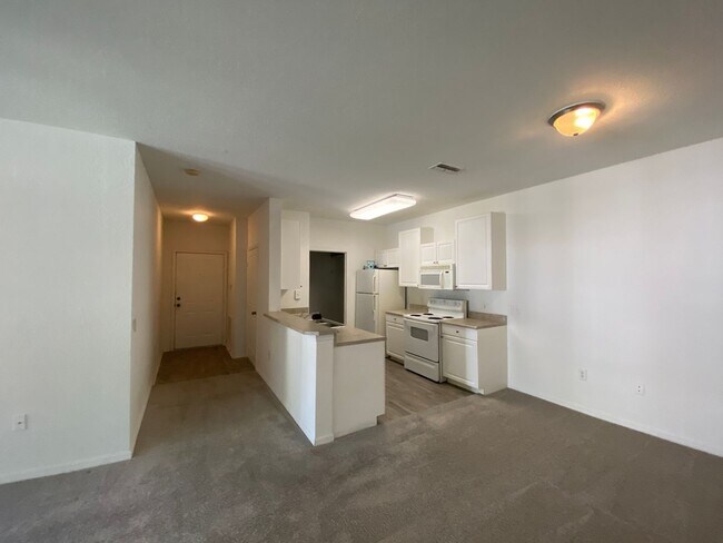 Building Photo - Two Bedroom Two Bathroom Unit in Southern ...