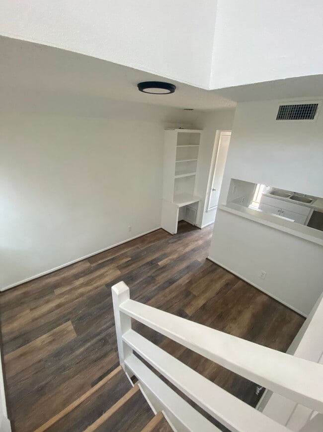 Building Photo - West Campus 1x1