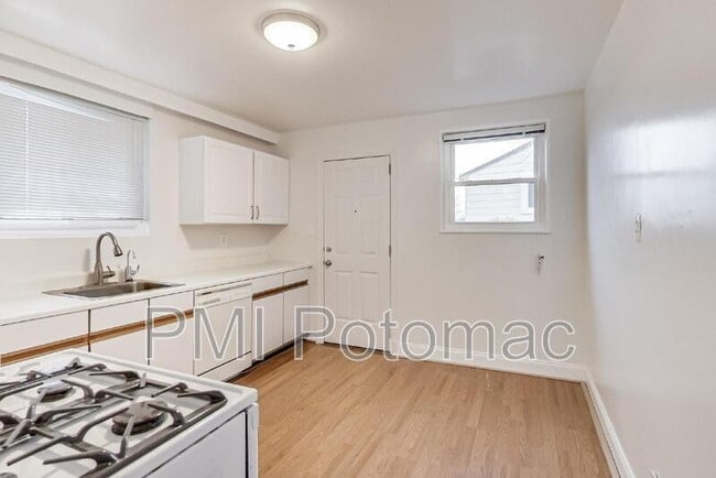 Building Photo - 7422 Parkwood St