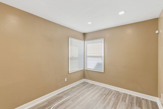 Building Photo - Holiday Special Reduce Rent