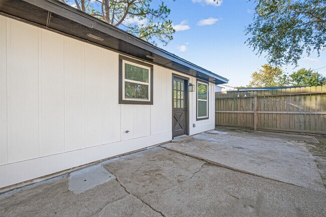 Building Photo - 11434 Loyola Dr