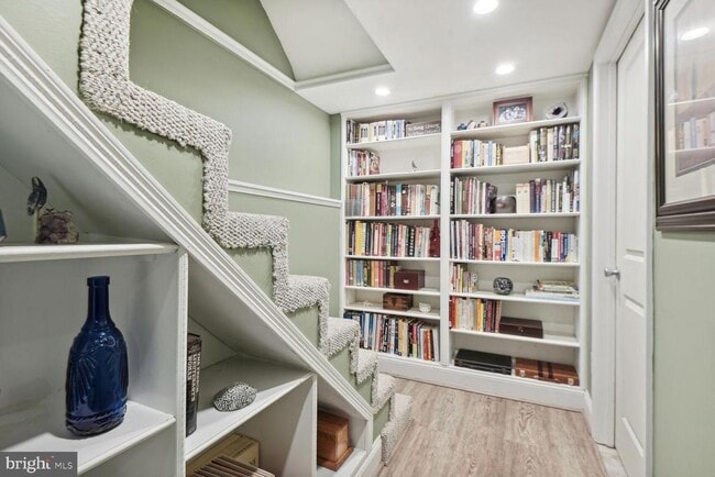 Building Photo - 900 N Livingston St