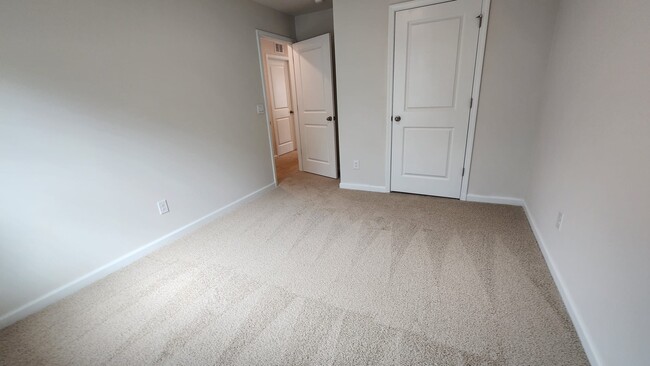Building Photo - 560 Country Oak Dr