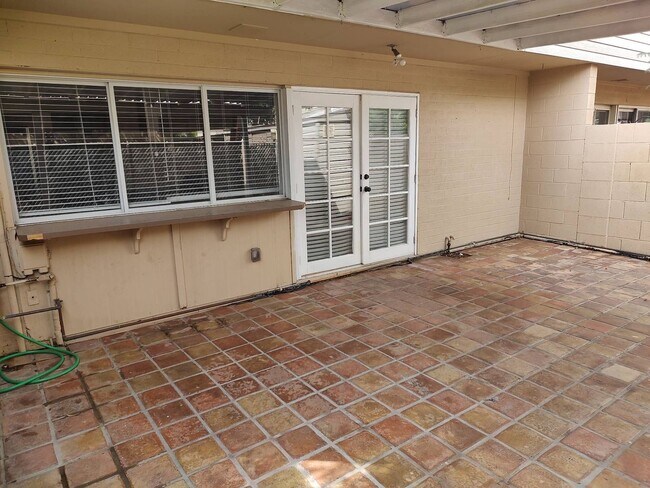 Building Photo - 3 Bedroom - 2  Bedroom - 1656 Sq. Ft - Cas...
