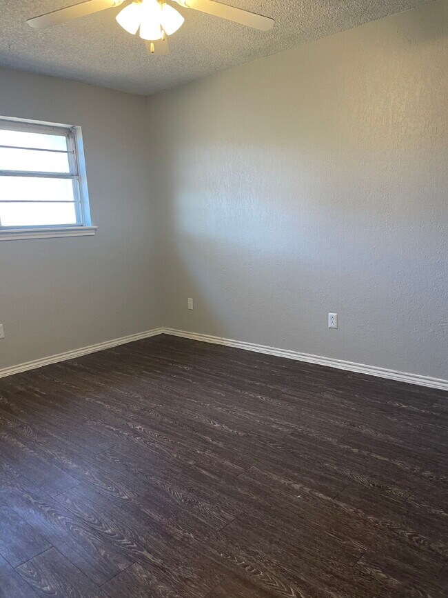 Building Photo - Spacious 3/2/2 with quick access to the Loop