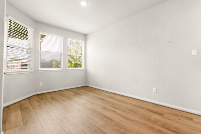 Building Photo - 25008 Calais New Ct