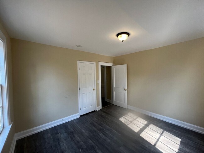 Building Photo - 2106 S Andrews Cir