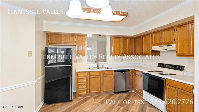 Building Photo - 805 Cedar Ln
