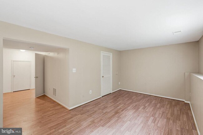 Building Photo - 9571 Tudor Oaks Dr