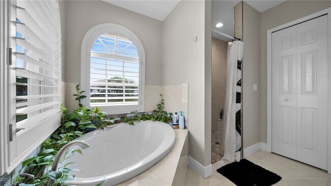 Building Photo - 3730 SE 4th Ave