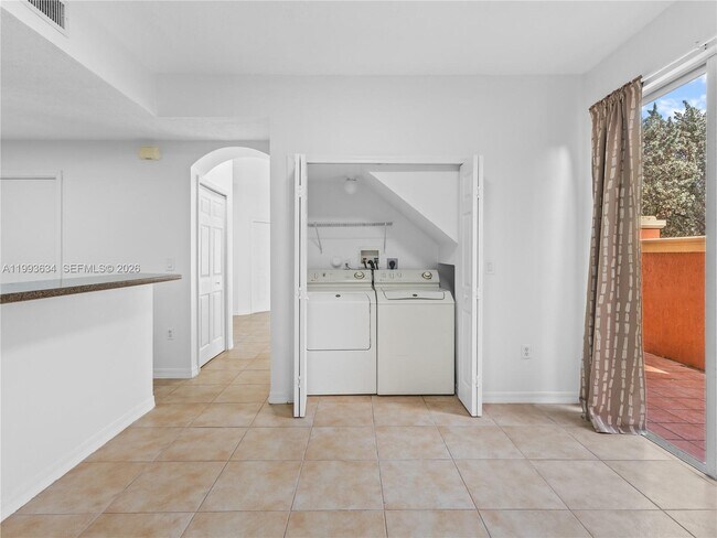 Building Photo - 6201 NW 114th Pl