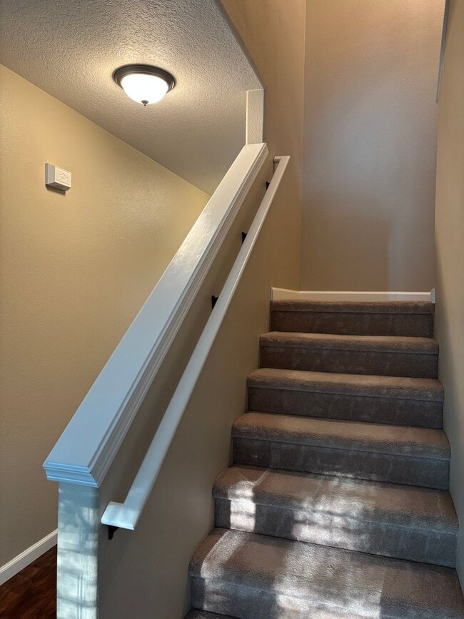 Building Photo - Beautiful 2 Story home in the Desirable Oa...