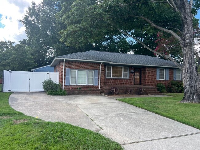 Primary Photo - BEAUTIFUL RANCH HOME WITH NEW KITCHEN AND ...