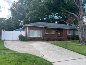 Building Photo - BEAUTIFUL RANCH HOME WITH NEW KITCHEN AND ...