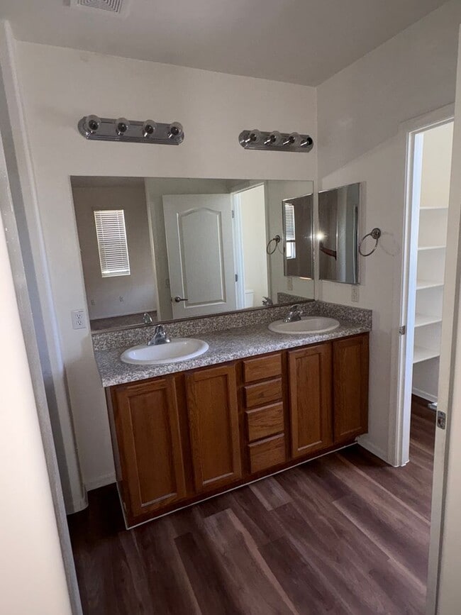 Building Photo - Must See 3 bedroom home! Near Downtown and...