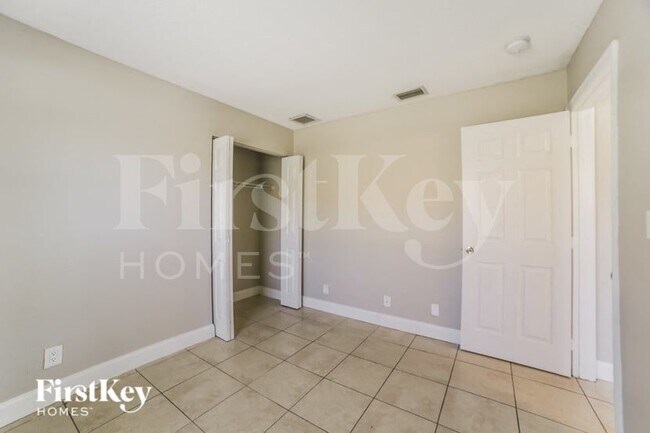 Building Photo - 341 NE 34th Ct