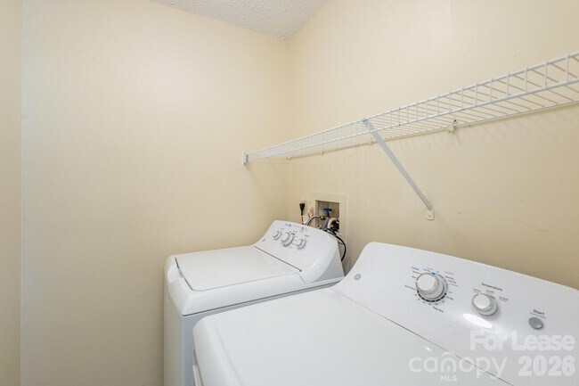 Building Photo - 3131 Vestal Pl