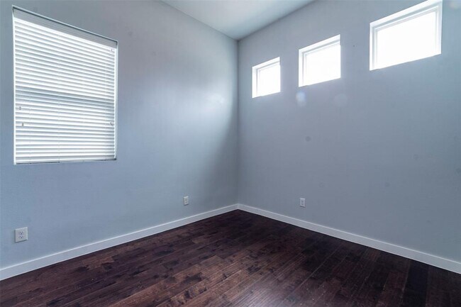 Building Photo - 6405 Chesterfield Ave