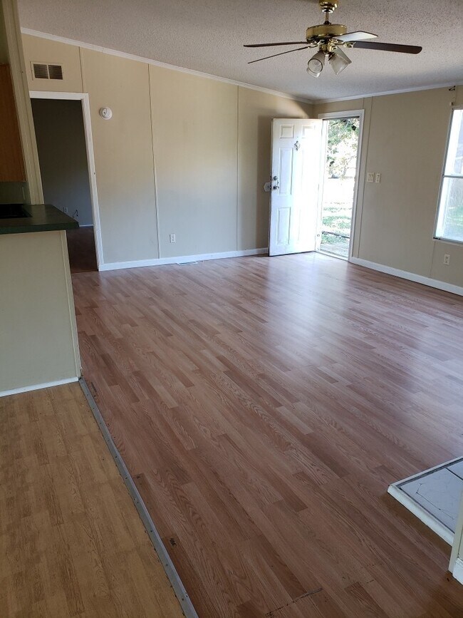 Building Photo - New on Market!