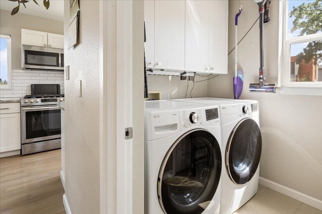 Building Photo - 2Bd/1.25Ba Seattle Townhouse