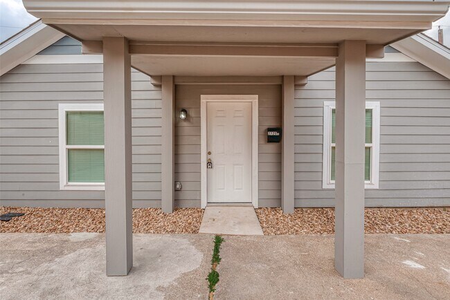 Building Photo - 2725 Avenue F