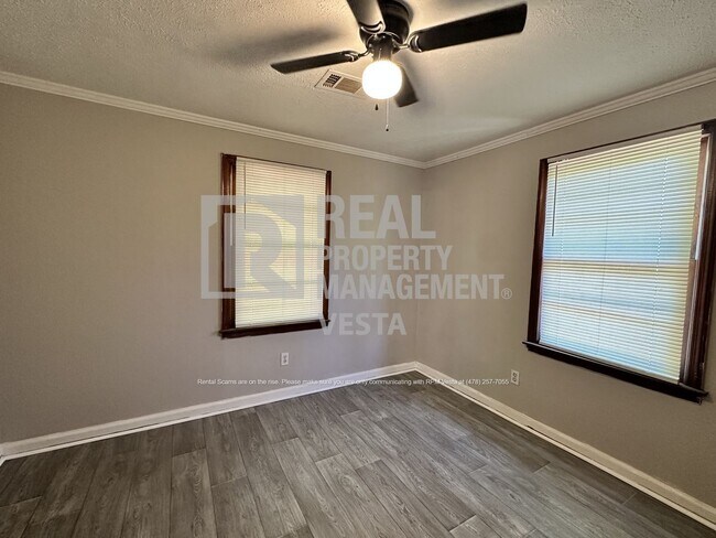 Building Photo - 4085 Southview Dr