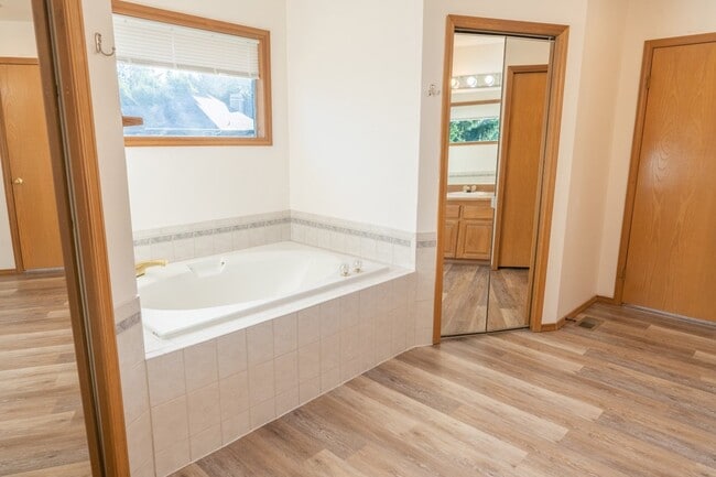 Building Photo - 3Bd/2.5Ba Bellevue House( Newport Hill)