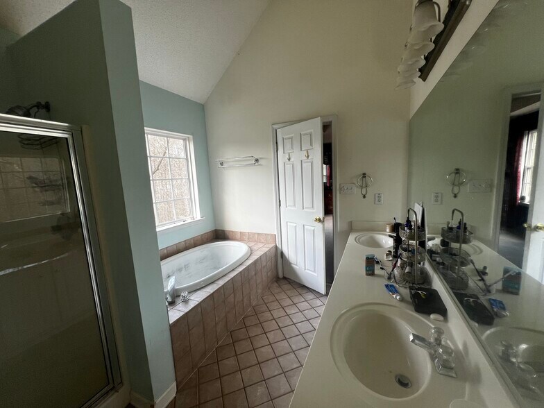 Building Photo - 360 Burch Rd