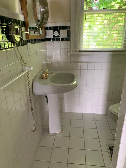 Bathroom - 2535 Summit Street