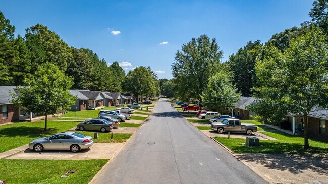 Building Photo - 1309 Country Oaks Dr