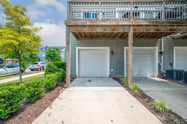 Building Photo - 623 Freeman Dr
