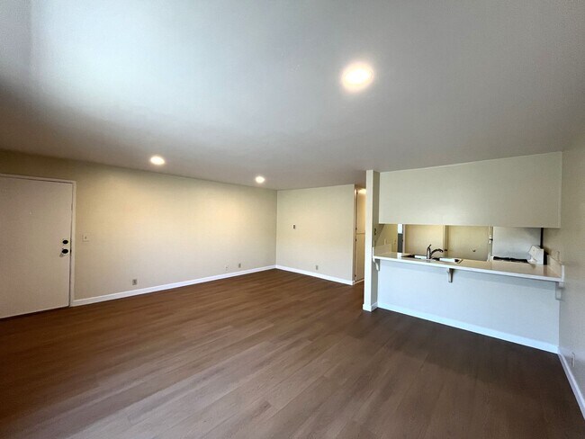 Building Photo - 2 Bedroom Apartment in North Park, Upstair...
