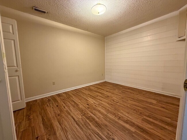 Building Photo - 3 or 4 Bedroom / 3.5 Bath Condo Kingsport, TN 37663