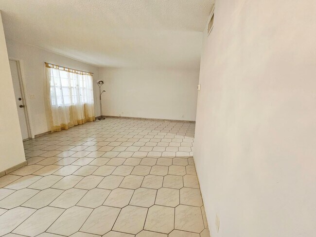 Building Photo - 501 Blue Heron Dr