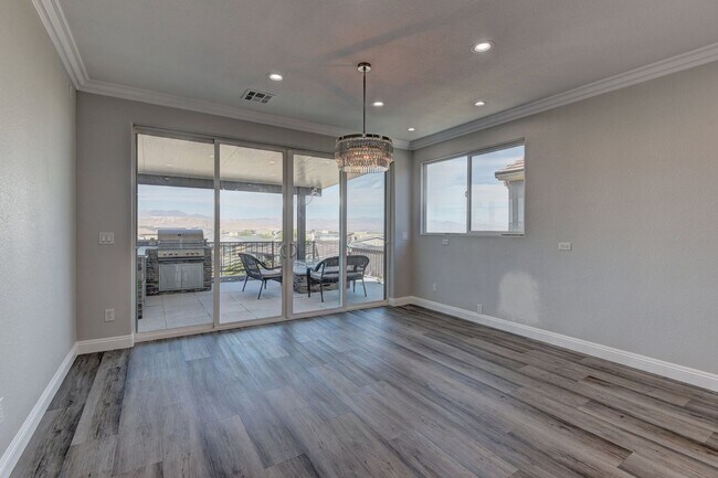 Building Photo - 180 Degree elevated views from a quiet str...
