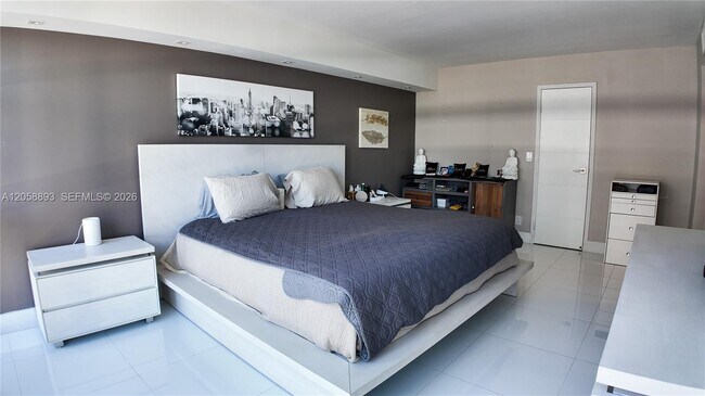 Building Photo - 2049 S Ocean Dr