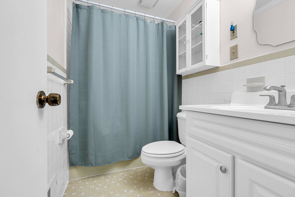 905 Bathroom - 905 Curtis Ave