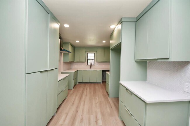 Building Photo - 2404 Grape Ln