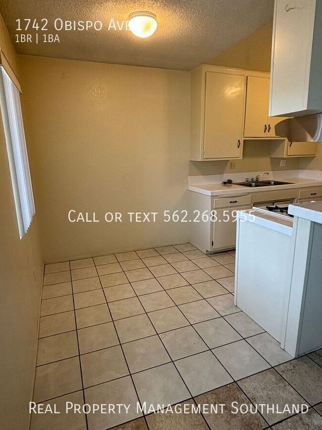 Building Photo - Spacious 1 BD + 1 Bath in gated building i...