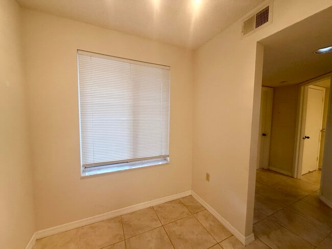 Building Photo - 15105 Glenmoor Dr