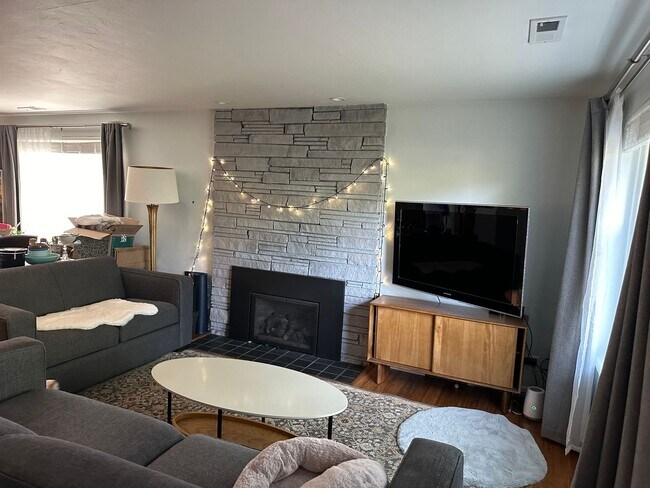 Building Photo - Charming 3-bed, 1 bath Home in North Seattle!