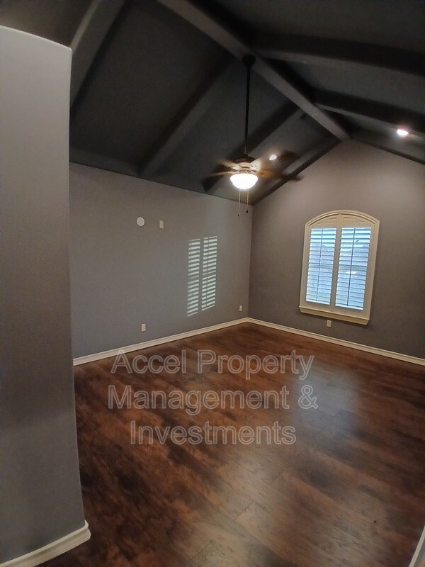 Building Photo - 2423 W Hampton Ave