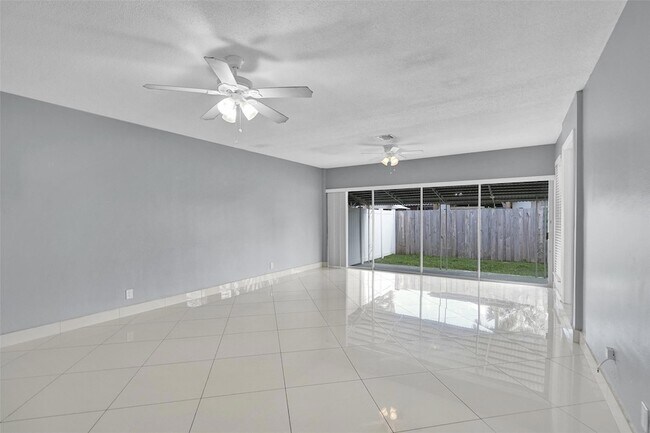 Building Photo - 704 NE 23rd Ave