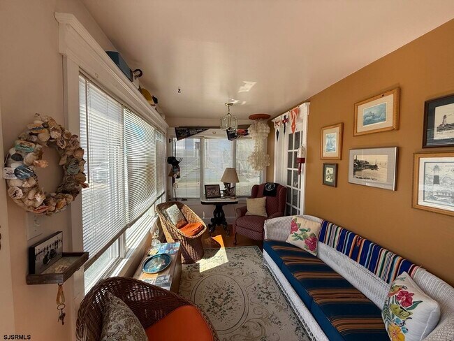 Building Photo - 135 N Avolyn Ave