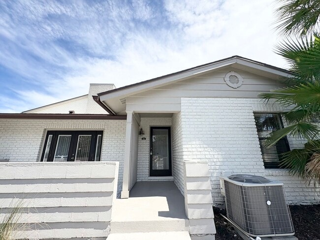Building Photo - Audubon Park 2/2 Corner Unit Villa with La...