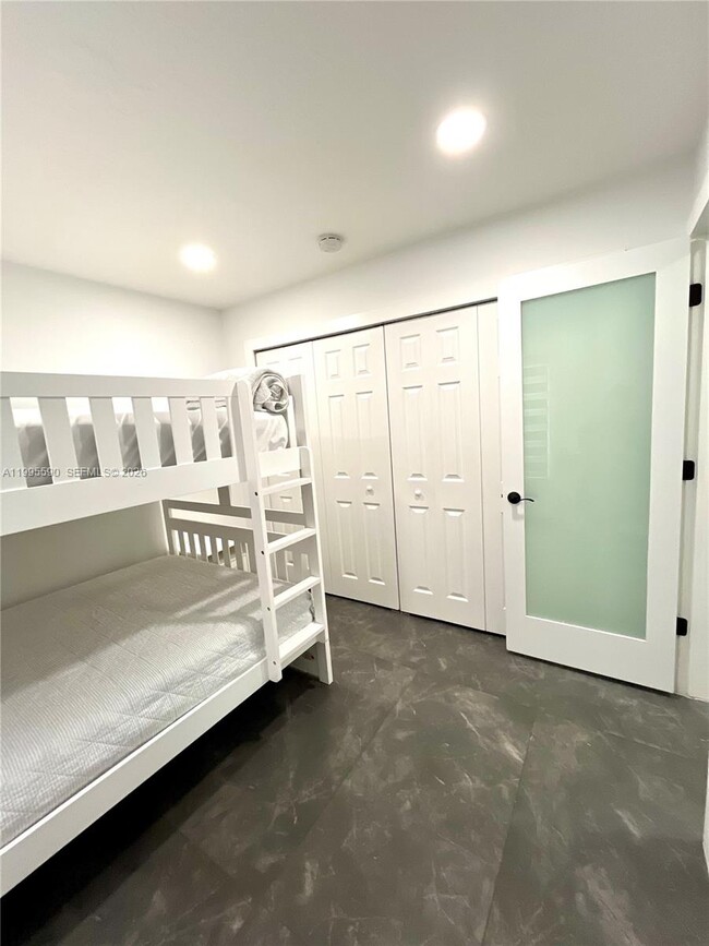 Building Photo - 511 SW 115th Ave