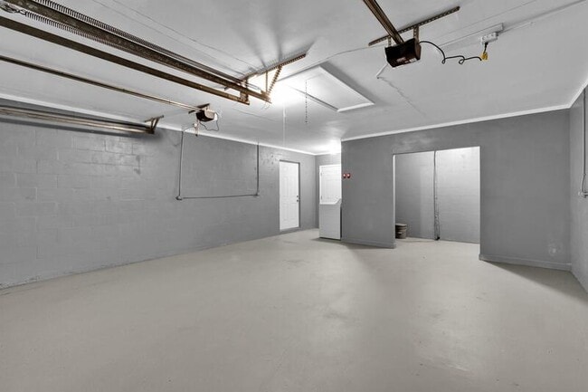 Building Photo - 815 Sherwood Dr