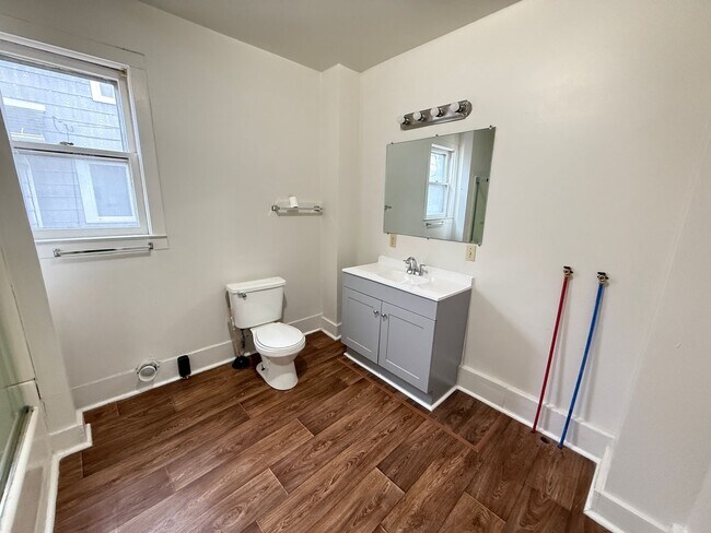 Building Photo - Spacious 3-Bedroom Single-Family Home-Near Hospital- Jackson, MI