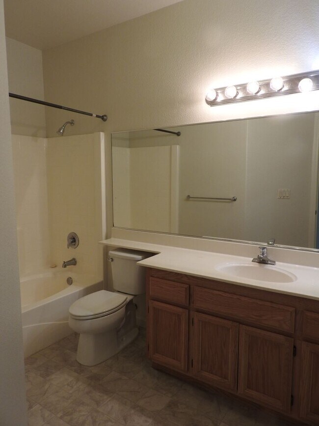 Building Photo - Cresleigh near Wild Life Preserve 3 Bedroom + Den!!